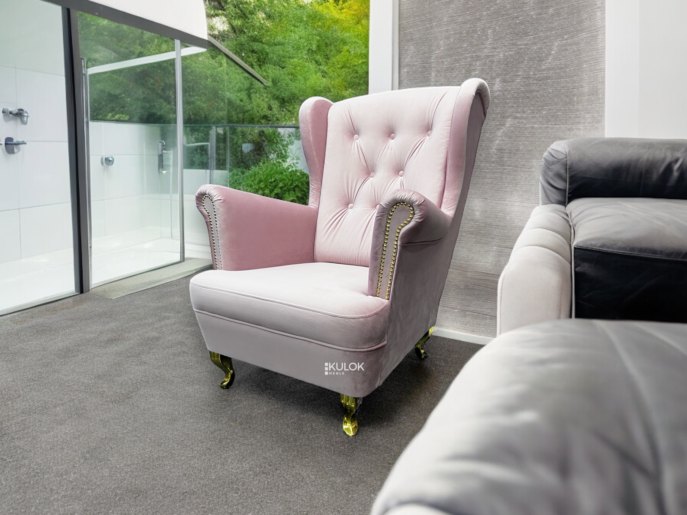 Różowy fotel uszak i złote dodatki